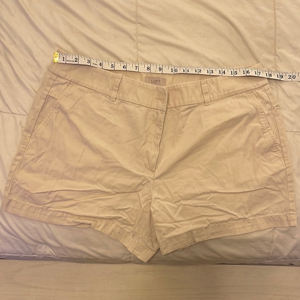 Loft khaki 4inch short, size 14, 17 inches across the waist. EUC. 100% cotton